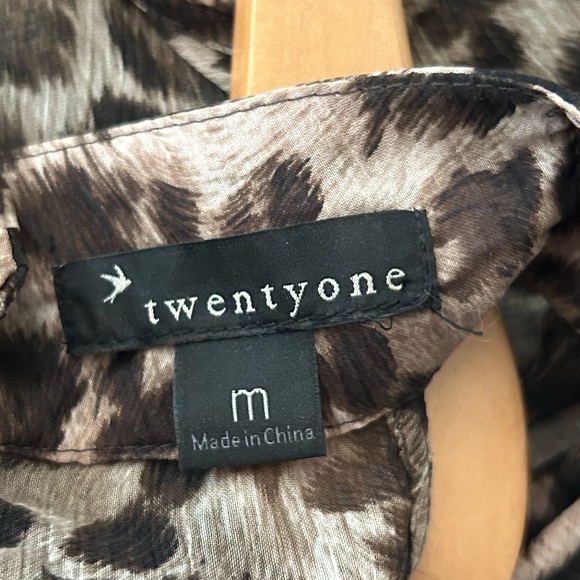 Ladies Forever 21 leopard top - Picture 6 of 6